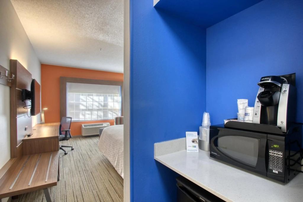 Holiday Inn Express Hotel & Suites Oshkosh - State Route 41 by IHG