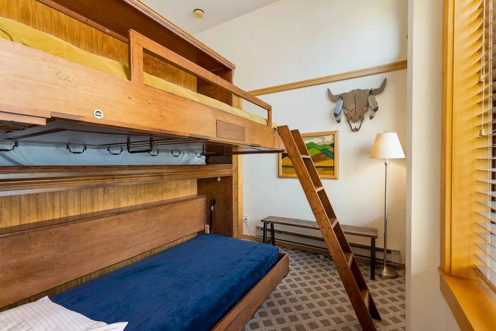 2796 Slopeside 2 Bedroom Condo by RedAwning