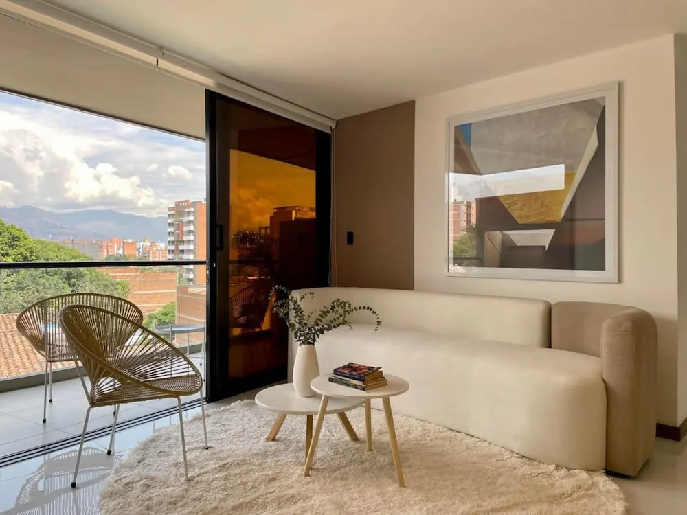 w Impressive 3BR With Balcony in Laureles