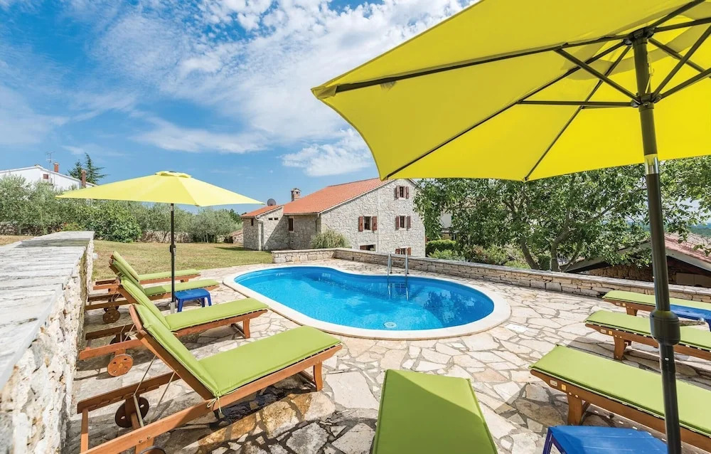 Beautiful Home in Markovac With Wifi and 5 Bedrooms