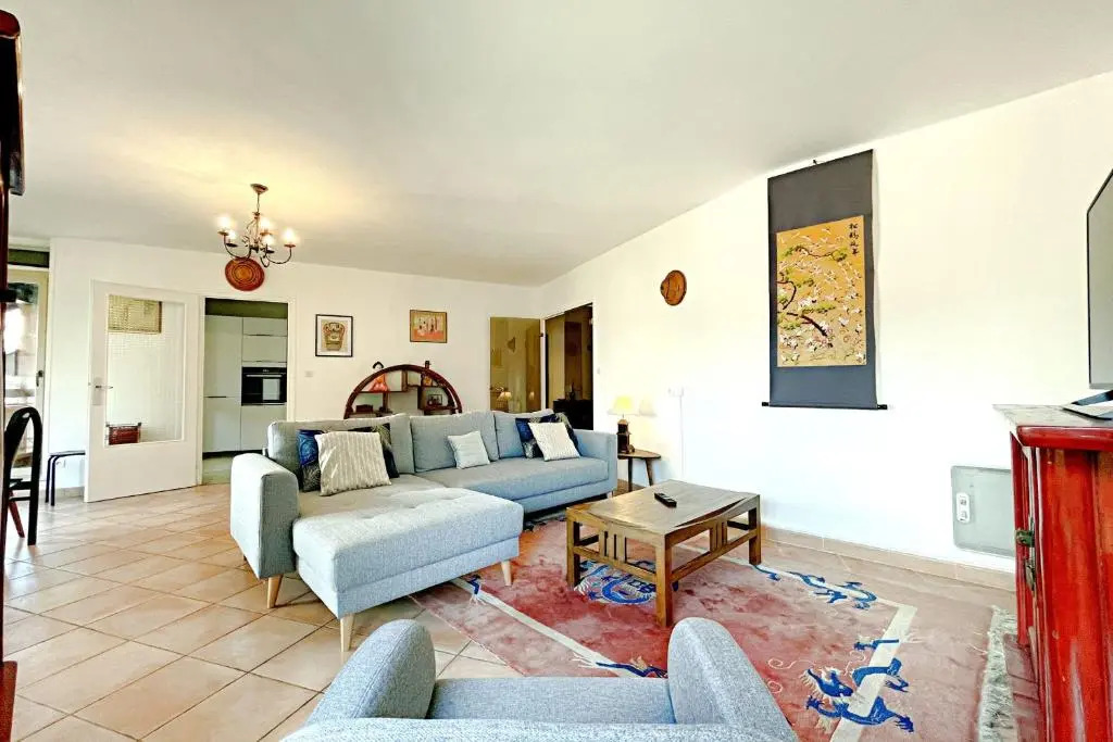 Nice 110m With Balcony In The Downtown