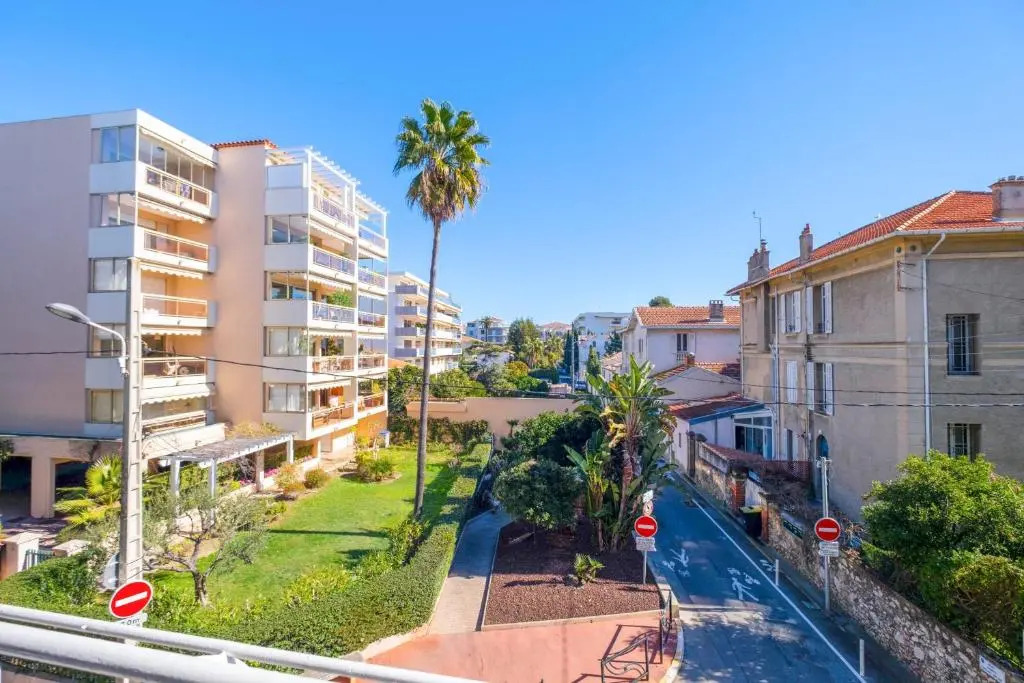 SERRENDY 2-bedroom apartment with terrace and parking only 100 meters