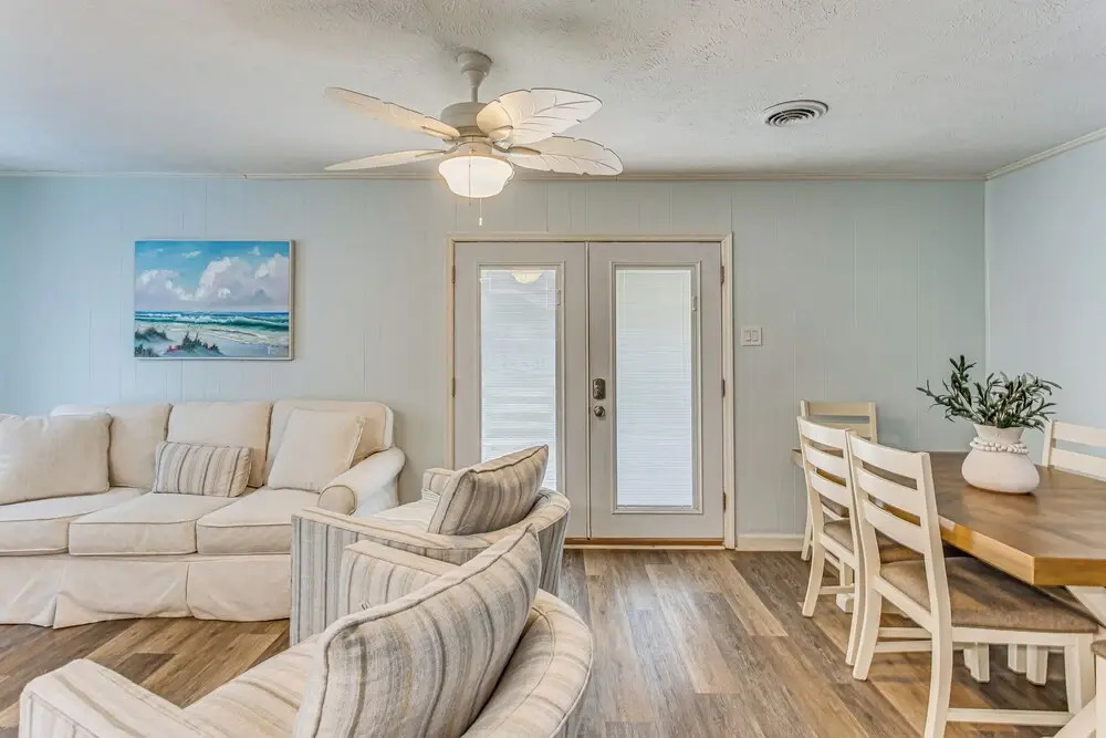Walk to Beach: Family Home Near Barefoot Landing!