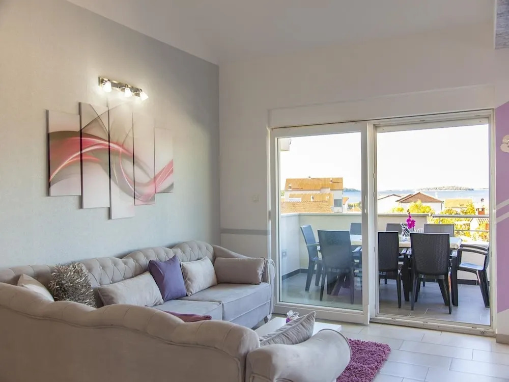 Restful Villa in Brodarica With Sauna