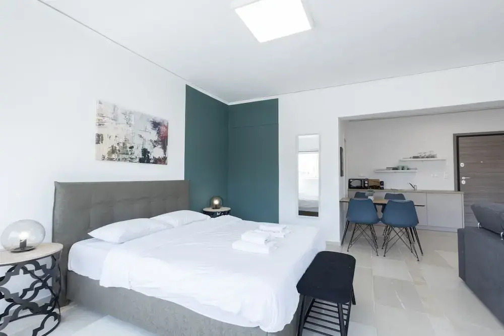 Spacious Urban Retreat Central 2-bedroom Haven for 8