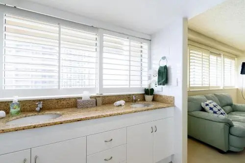 Main Beach Waterfront Apartment