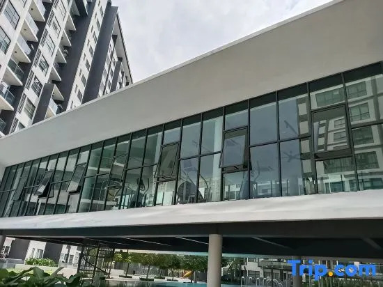 2pax Studio@Zeva/Near UPM/MRT/Aeon with Desk&TV