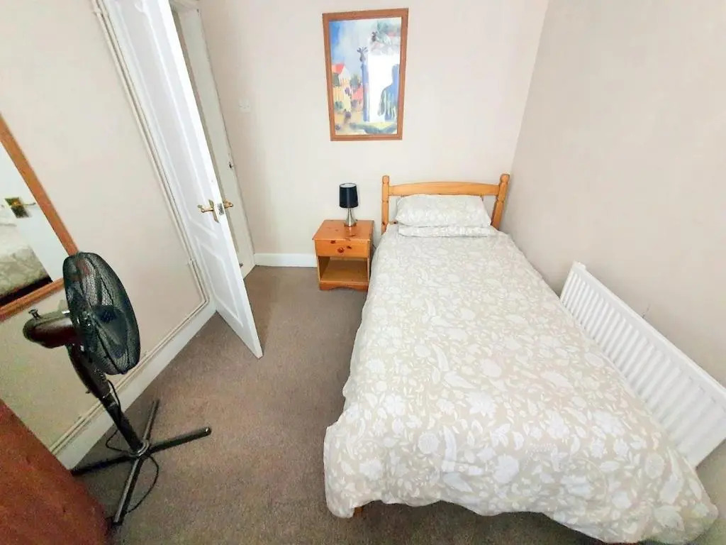 Wentworth Apartment with 2 bedrooms, Superfast Wi-Fi and private parking