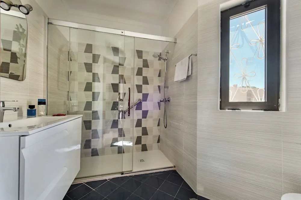 Residential cul-de-sac walking distance to centre, private pool, free AC wifi