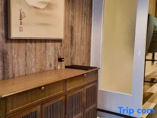 "Jiale"  2-7 people, 2 bedrooms, 1.5 bathrooms, 1 living room, 1 kitchen