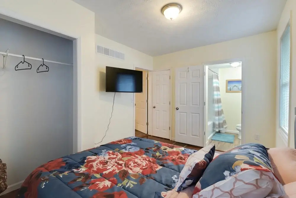 Amazing Centrally Located Apt Combo Near Uc, Hospital And Zoo! 2 Bedroom Apts by Redawning