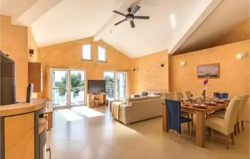 Six Bedroom Holiday Home in Medulin