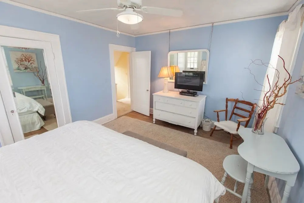 Shoreline Cottage 4 Bedrooms 2 Bathrooms Cottage
