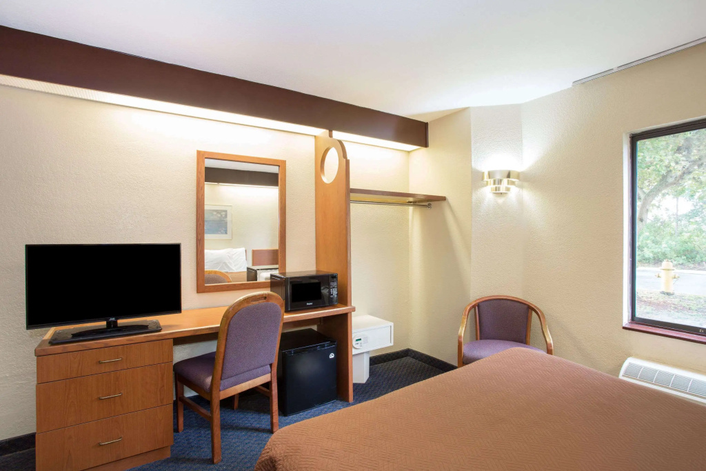 Travelodge by Wyndham Fort Myers Airport