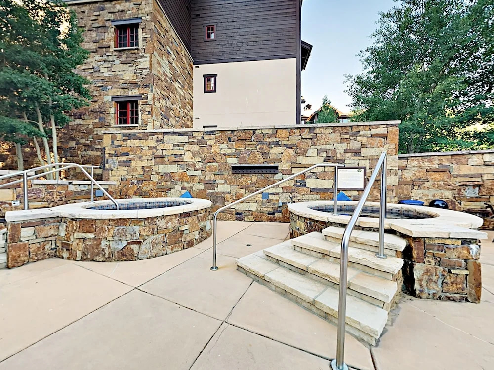 New Listing! The Valley: Luxe Ski-in/ski-out 3 Bedroom Condo