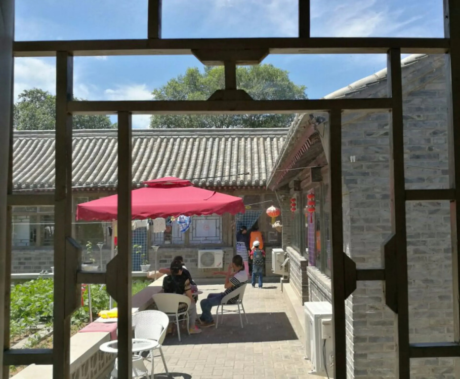 Beijing Badaling Great Wall Caos Courtyard guesthousel 1Private english tour guide 2Pick up&Drof off &landmark visiting serivice3Very near to Badaling Great Wall4Offer free beijing travel guide5Traditonal Chinese courtyard