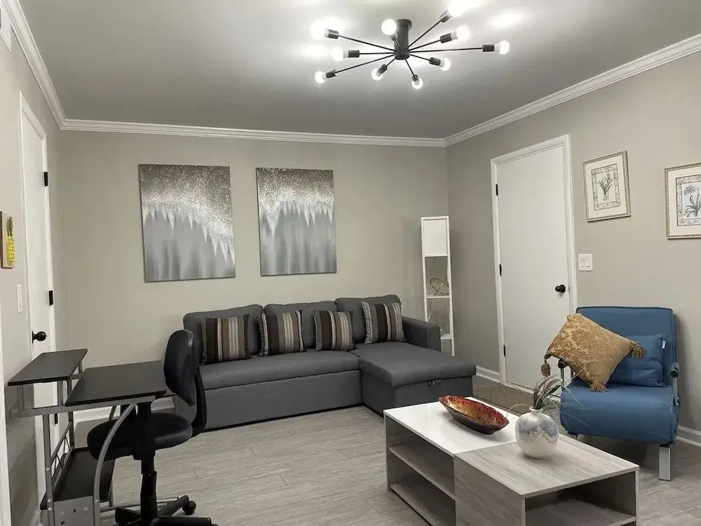 Bright 2BR Townhome Pool & Beach Minutes Away