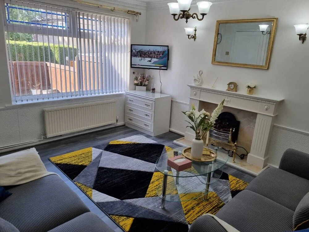Modern 2-Bed Home - Private Garden Parking & WiFi