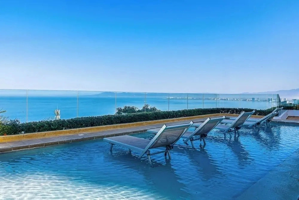 Luxurious Partial Ocean-view Suite With 3 Pools, hot Tub, gym & Balcony