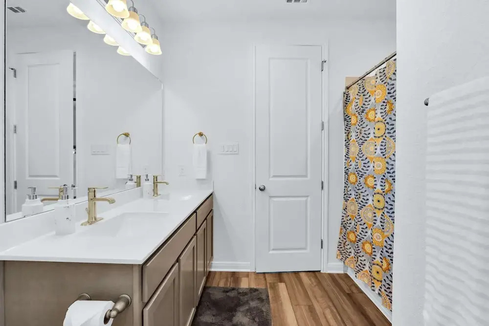 Gorgeous 2 BDR Cottage Minutes to Everything Nbtx!