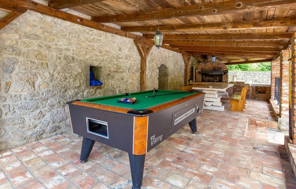 Beautiful Home in Icici With Wifi, 5 Bedrooms and Outdoor Swimming Pool