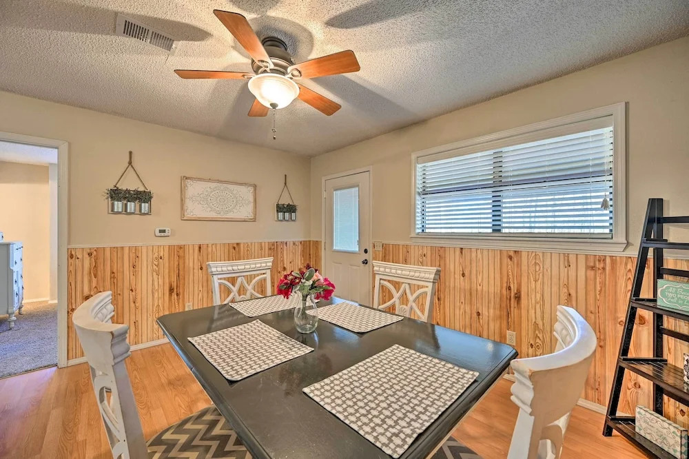 Pet-friendly 'shady Oaks' Broken Bow Gem w/ Patio!