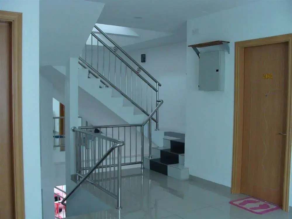 White House Homestay