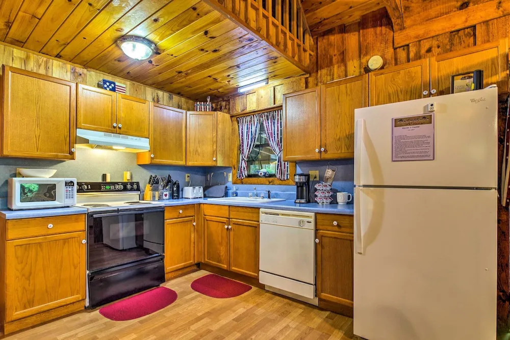 Tellico Plains Cabin - 5 Acres, Backyard Creek!
