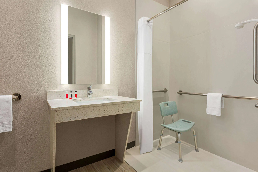 Days Inn & Suites by Wyndham Tomball Houston NW