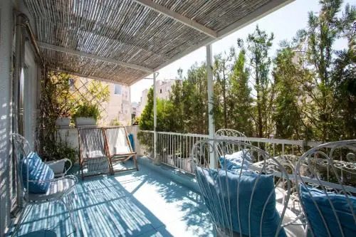 Central Apt Private Balcony & Rooftop Access - CT1