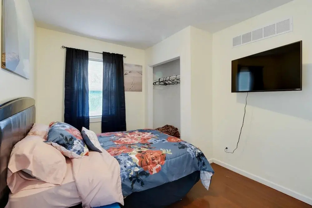 Amazing Centrally Located Apt Combo Near Uc, Hospital And Zoo! 2 Bedroom Apts by Redawning