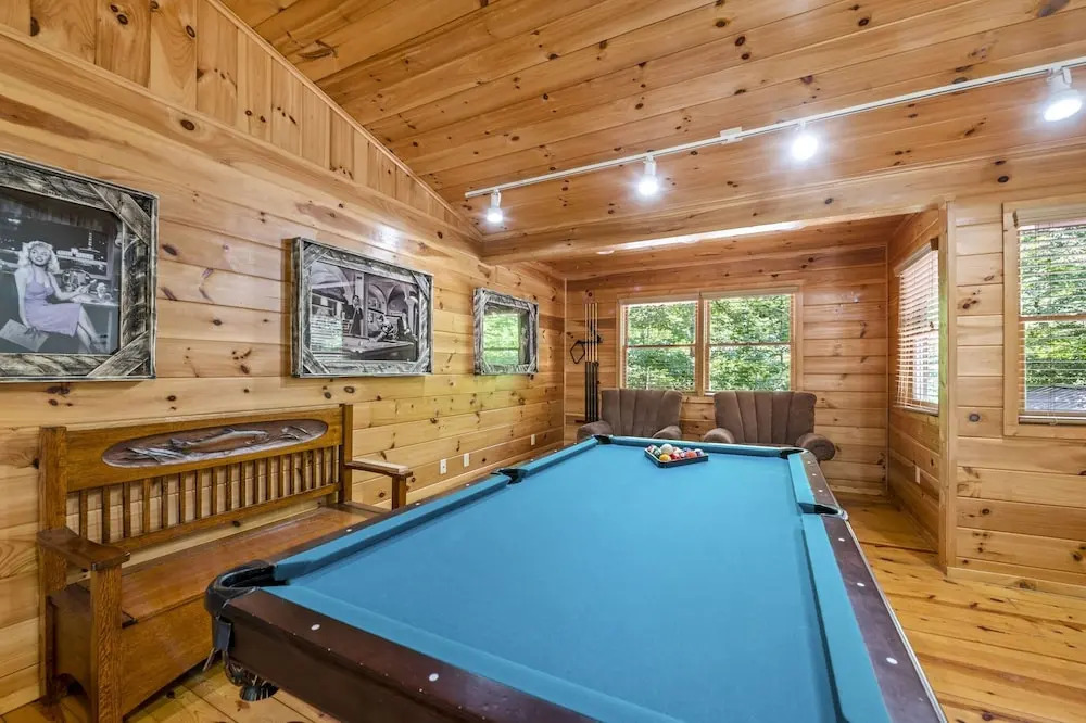 River Lodge 5 Bedroom Home by Redawning