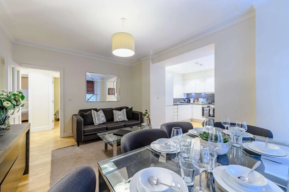 Modern Three Bedroom Apartment in Hammersmith