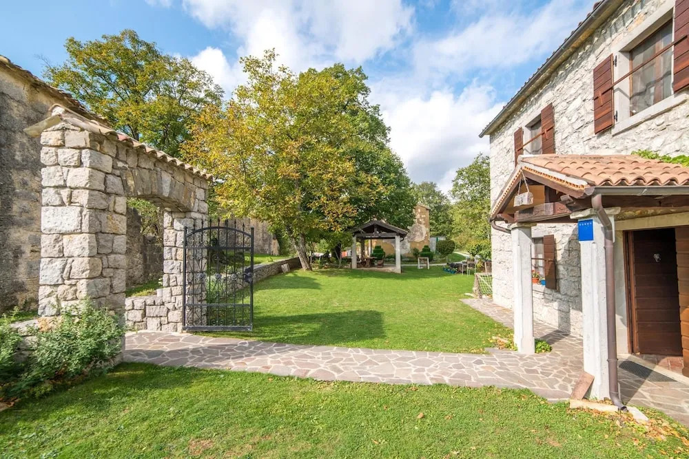 Beautiful Villa Ida & Mirko with pool in Buzet