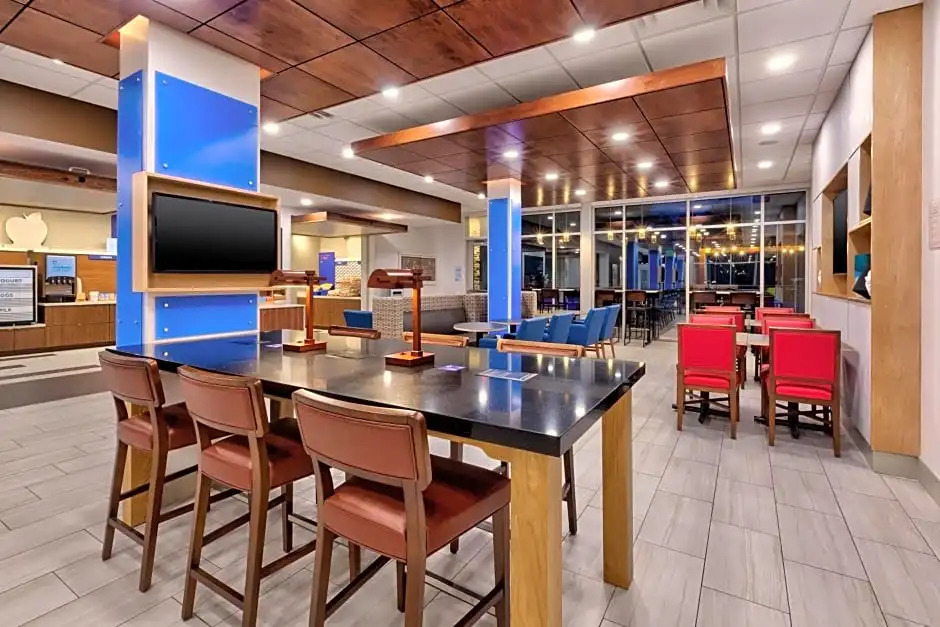 Holiday Inn Express & Suites - Milan - Sandusky Area by IHG