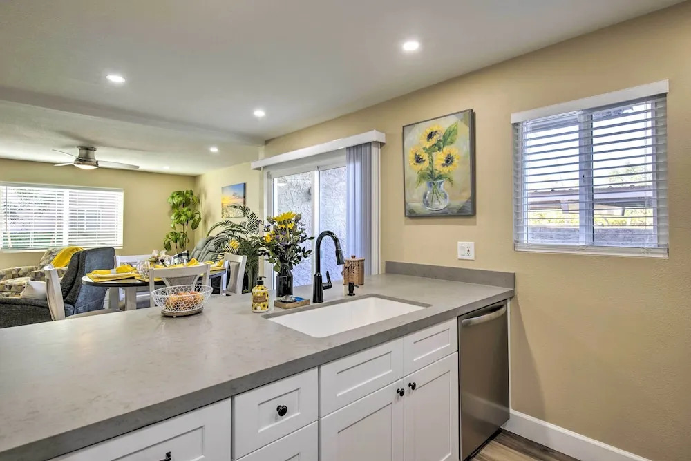 Arizona Condo w/ Community Pool & Hot Tub