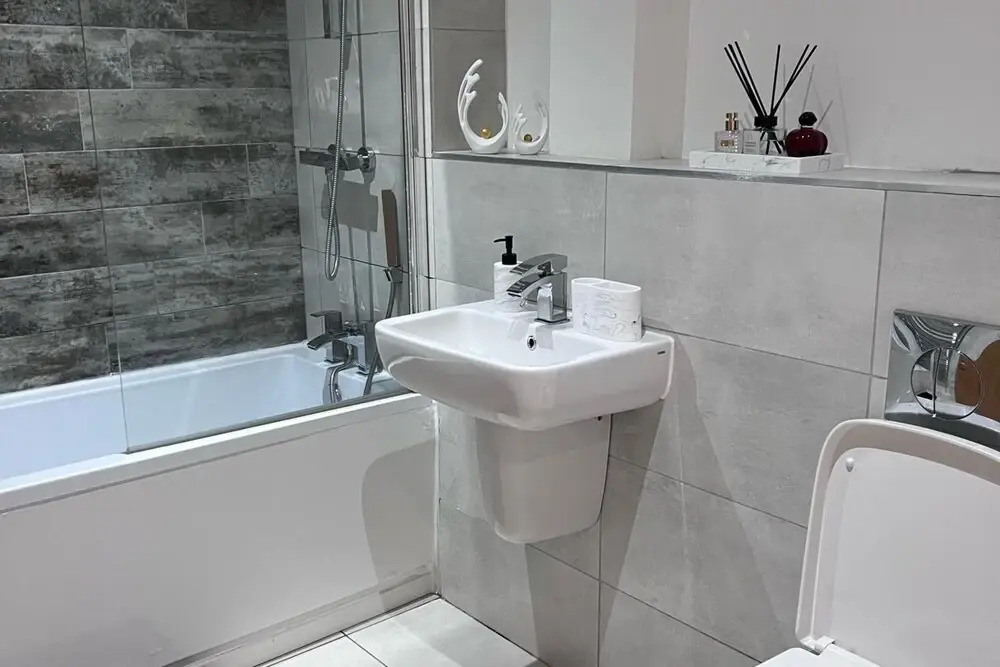 Stylish 2-bed Apt-private Parking-10mins to Centre