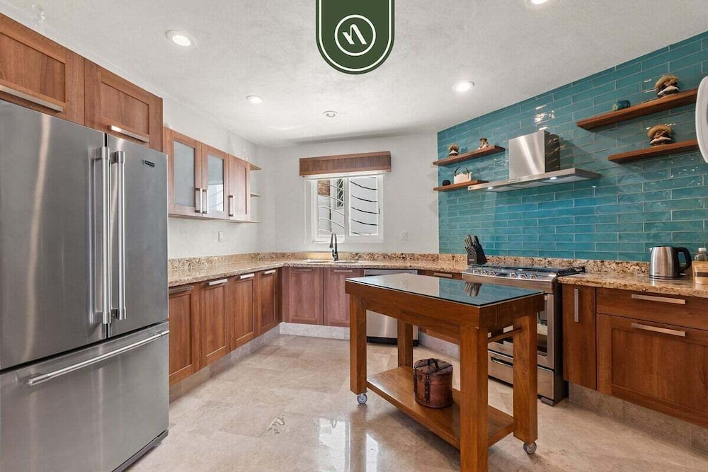 Stunning 2 BR Condo - Oceanview Terrace - Downtown
