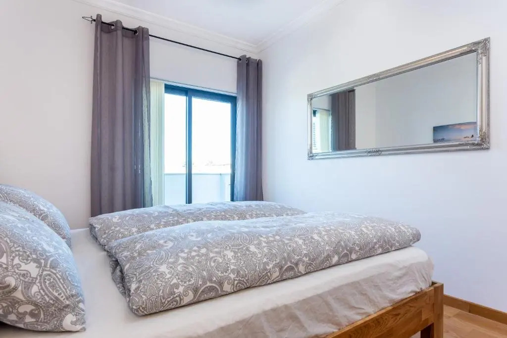 Sacha's sweet home, lovely 2 bedroom apartment, walking distance to town, beach and marina