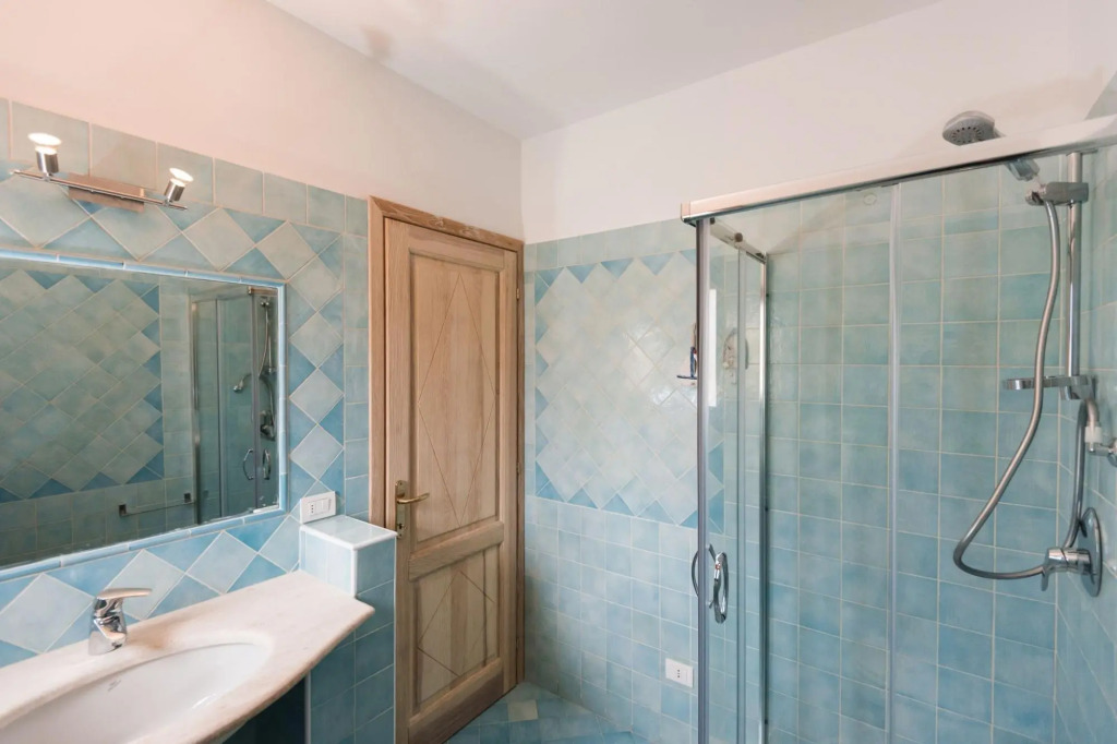It consists of 4 bedrooms (1 double and one with twin beds, 1 double with also a single bed, one dou-PERLACEA 16