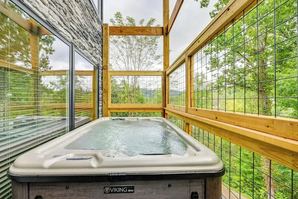Pool Table & Hot Tub! Home 1 Mi to GSM Natl Park