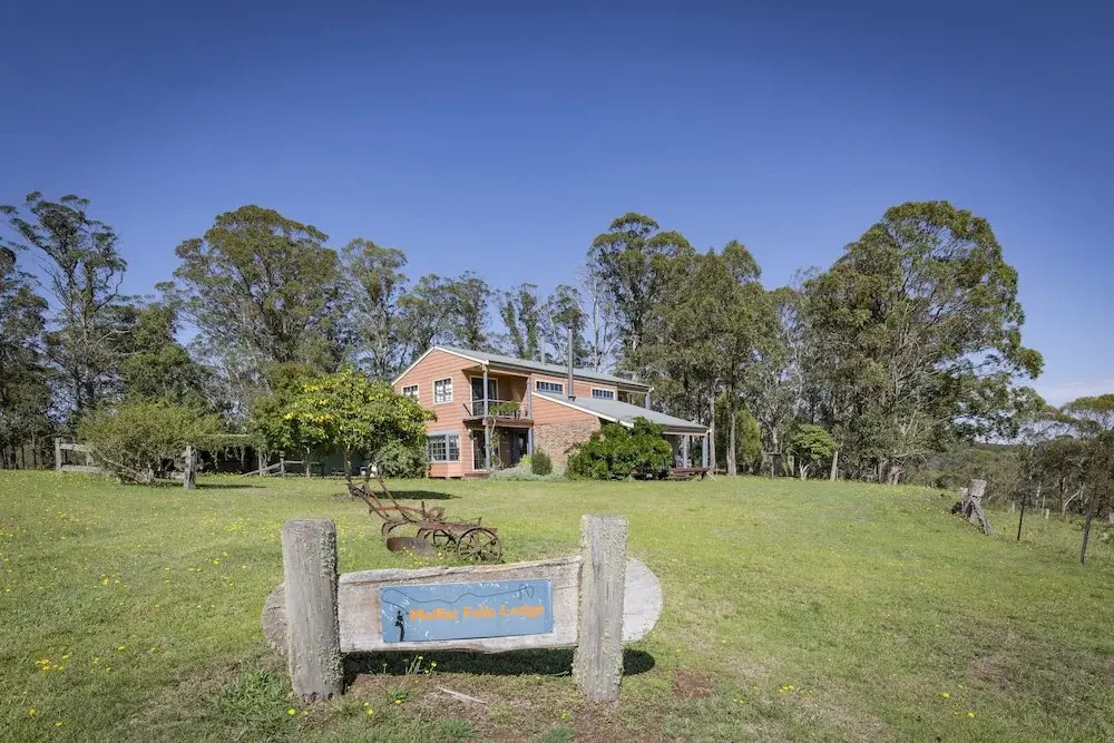 Moffat Falls Cottage overlooking waterfalls and mountains