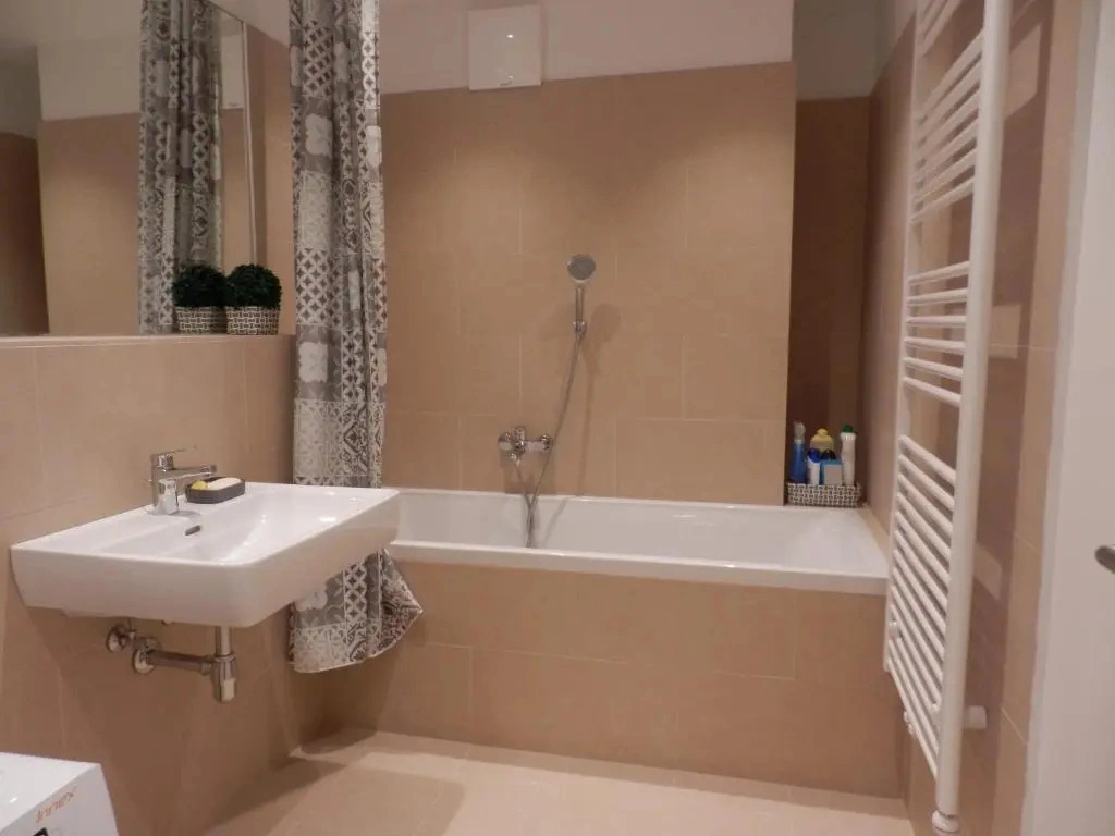 Spacious, Modern 1-bdrm Apt near VIC & Austria Ctr