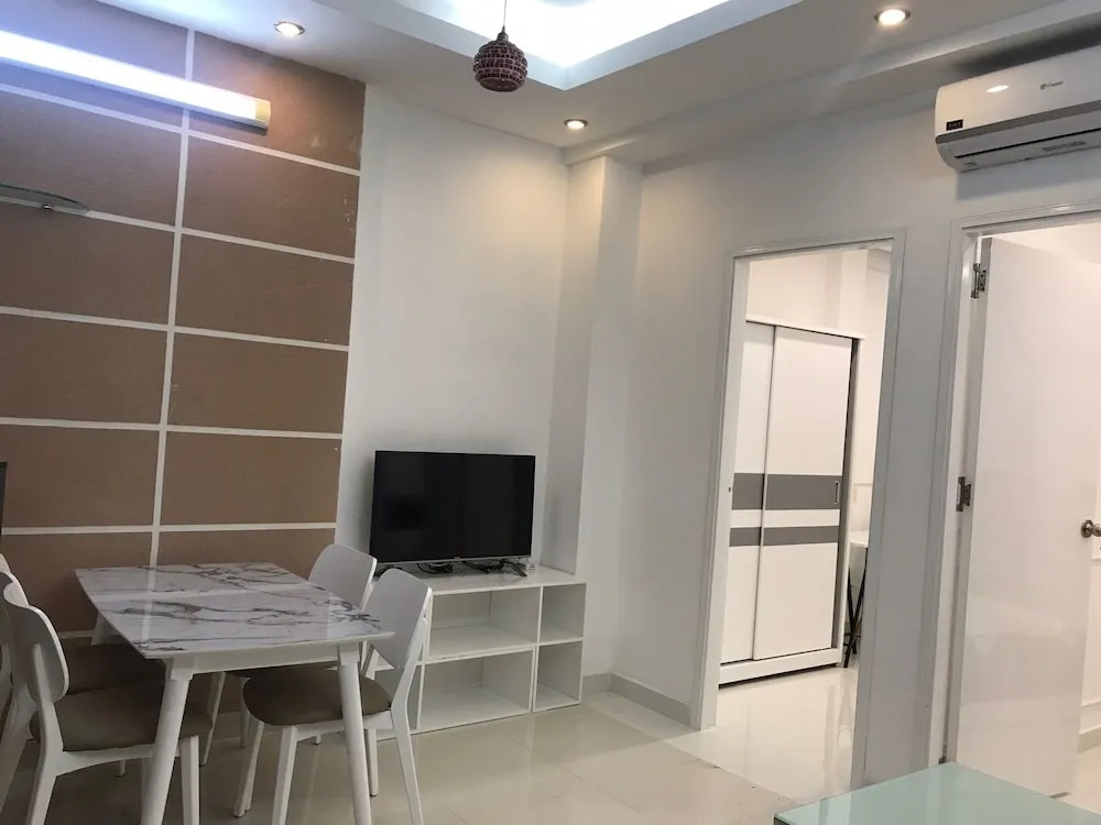 Smiley Apartment 8
