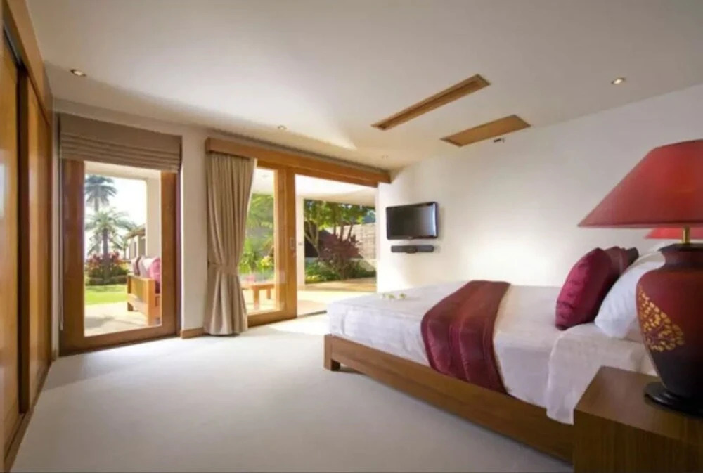 5 Bedroom Beachfront Villa - Chef Maid Nanny