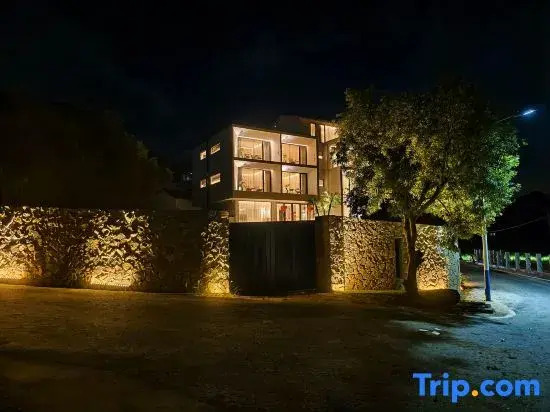 Lotus Mountain Hotel