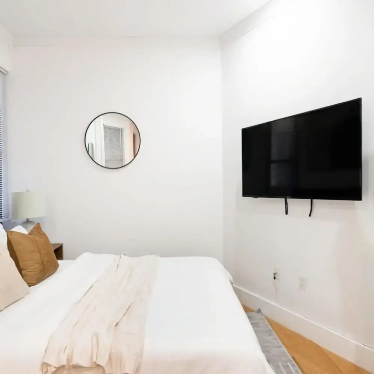 403-2e Newly Renovated Studio UES