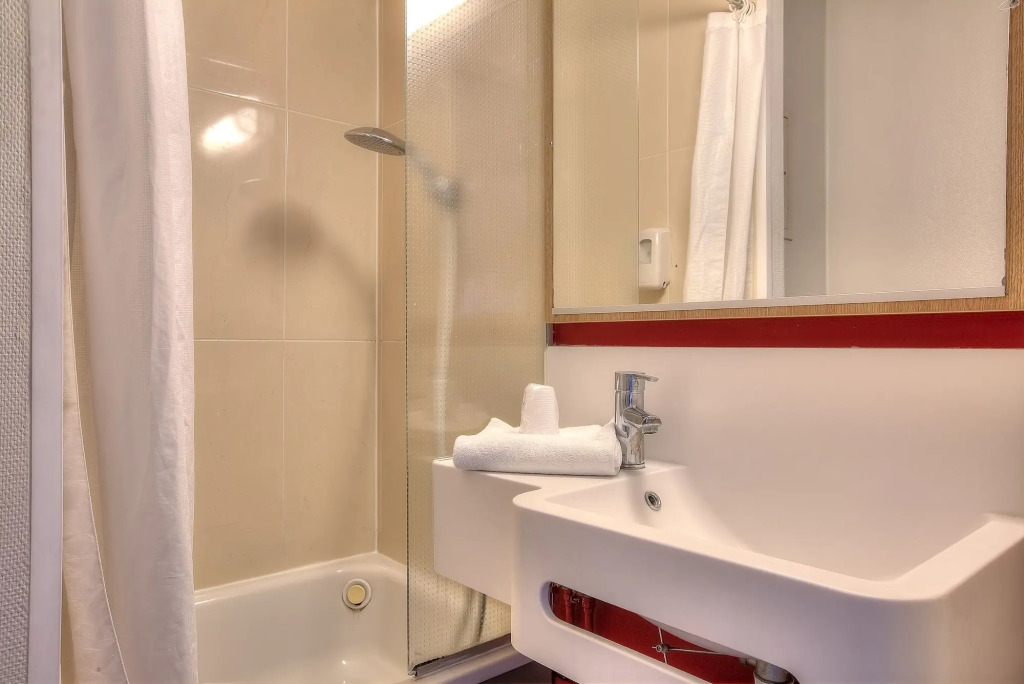 B&B HOTEL Villeneuve Loubet Village