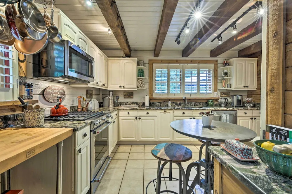 Serene Mableton Cabin - 13 Mi to Downtown Atlanta!