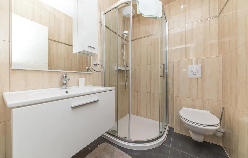 Awesome Home in Okrug Donji With 5 Bedrooms, Wifi and Outdoor Swimming Pool